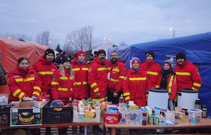 2022 SUSI Scholar Bogdan Oprea and his volunteer team at the Romania-Ukraine border